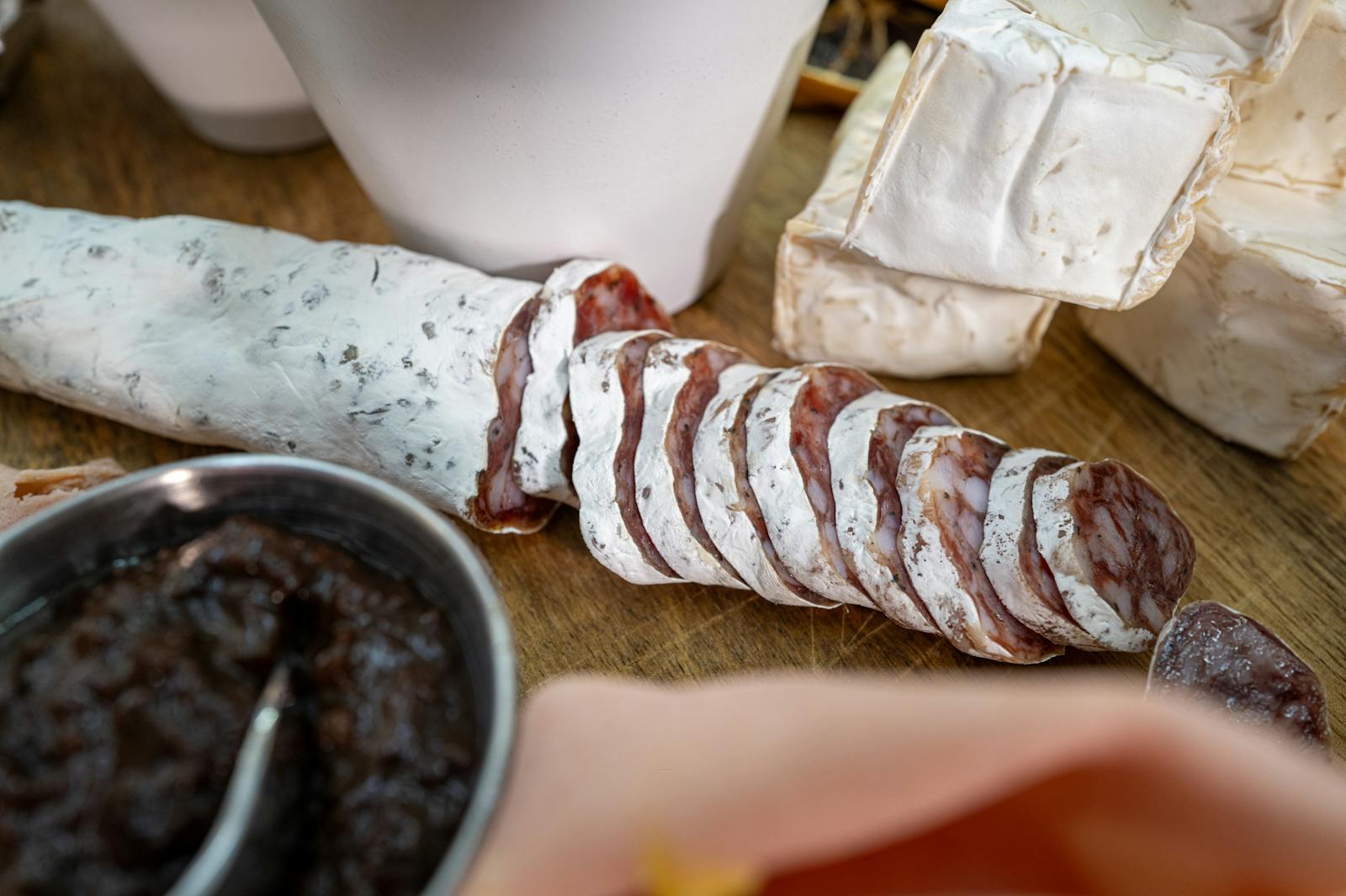 Spekefat med salami og ost