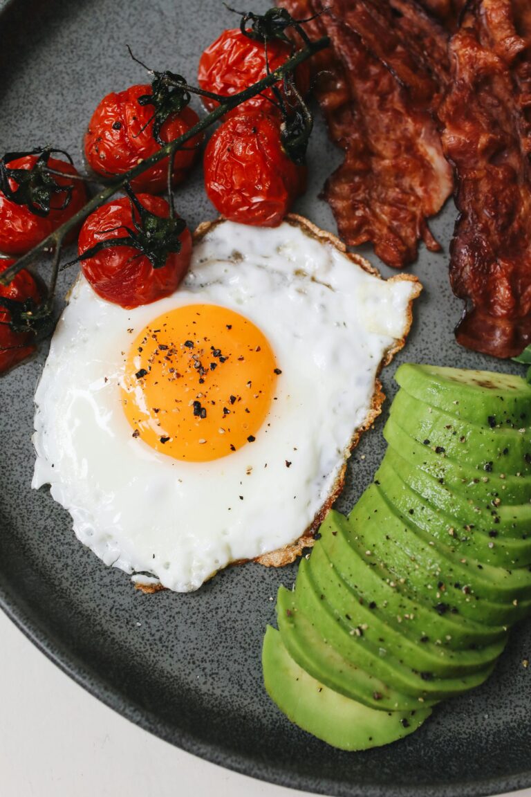 Frokosttallerken med egg, bacon og avocado