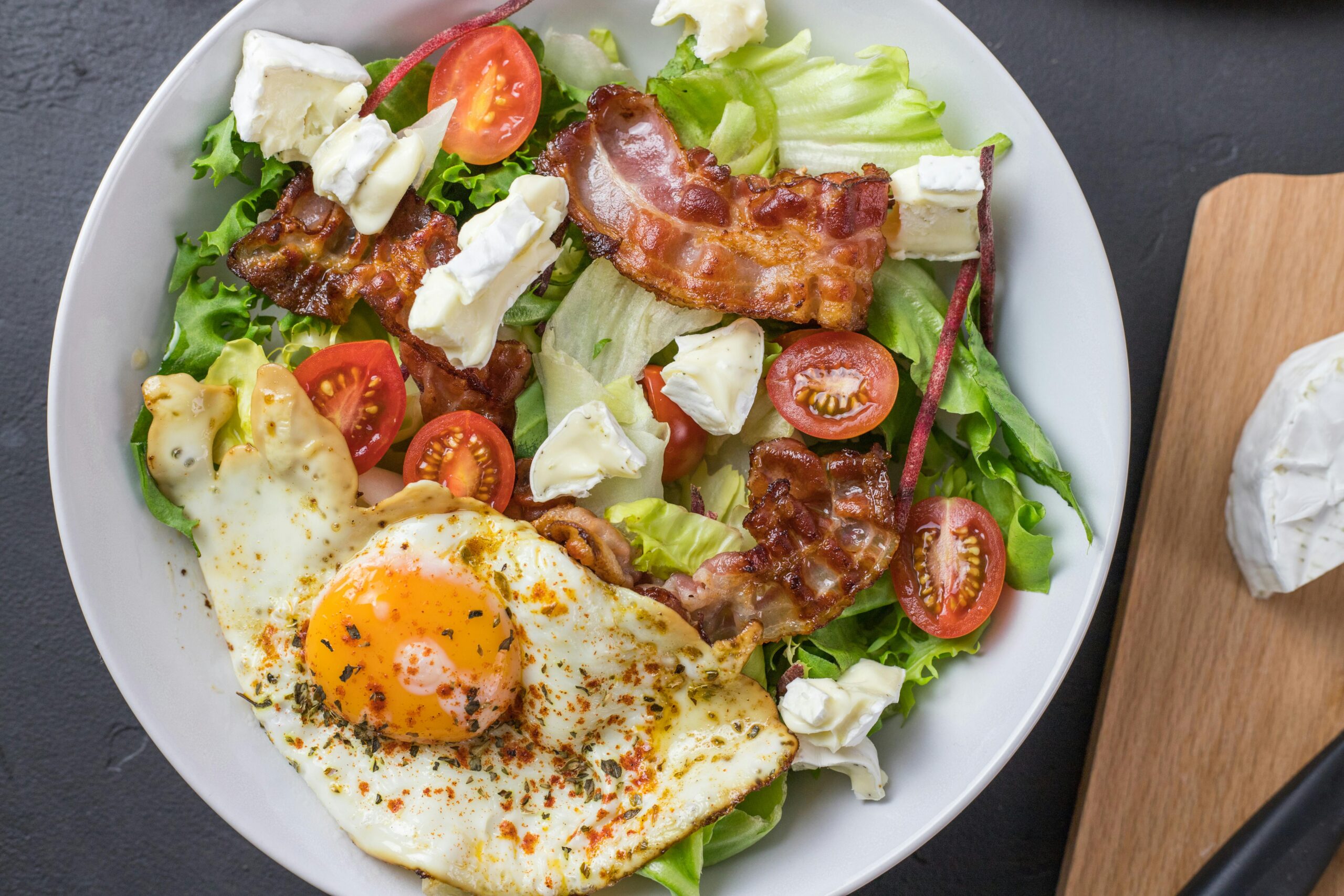 Fargerik keto-salat med egg, bacon og tomater