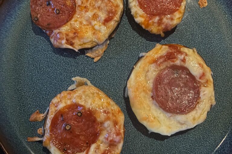 Auberginepizza med pepperoni og ost