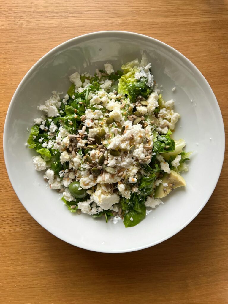 Halloumisalat med avocado, agurk og mynte