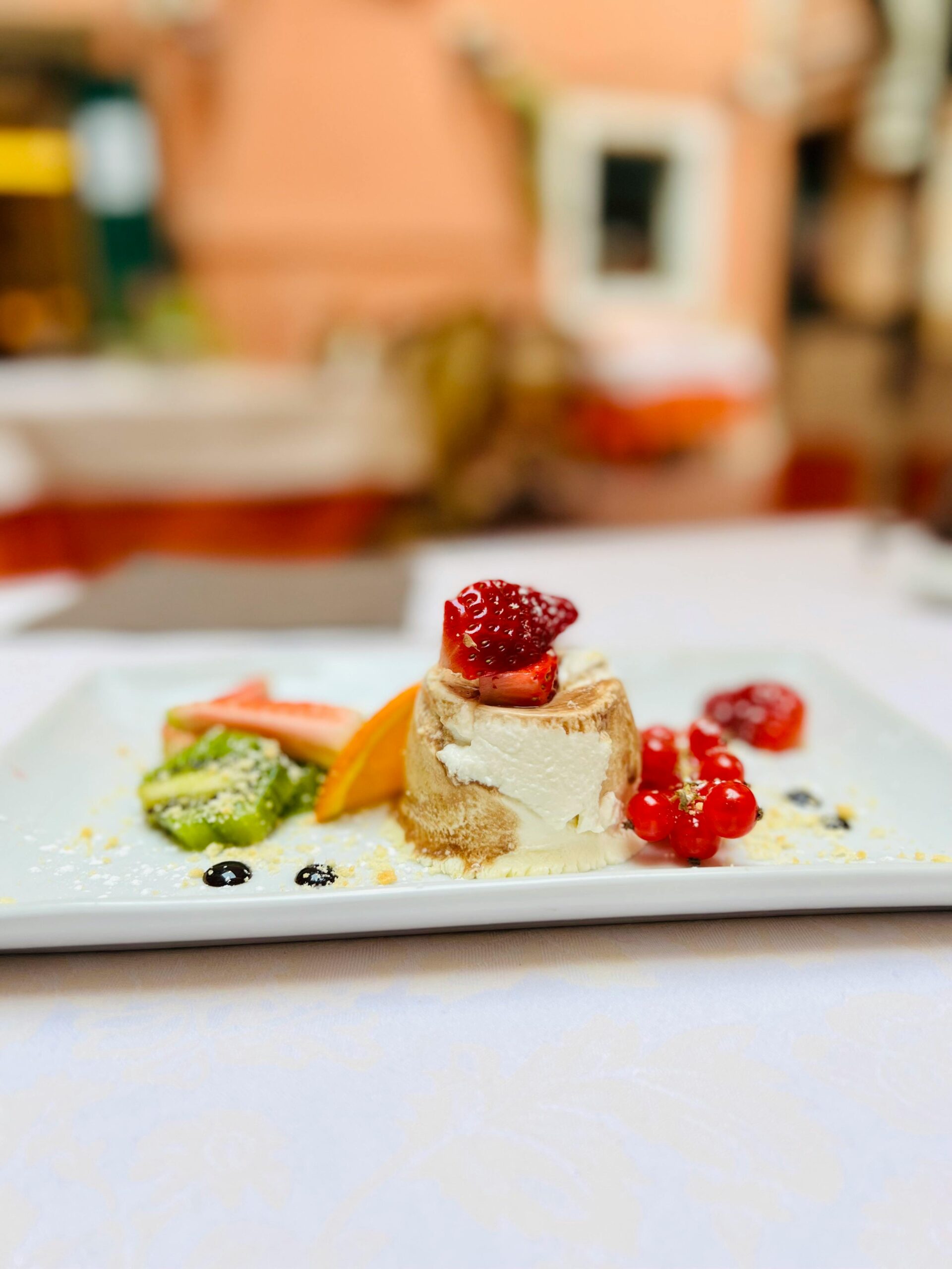 Dessert med krem og bær på tallerken