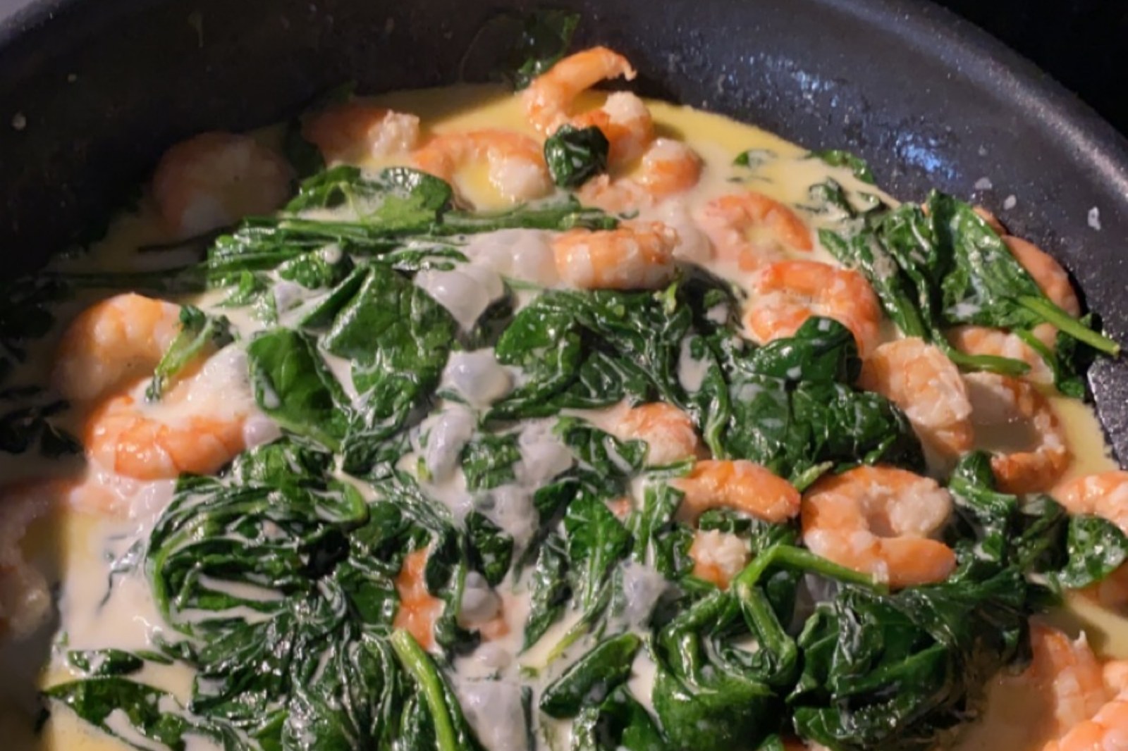 Kremet scampi med spinat, hvitløk og cherrytomater