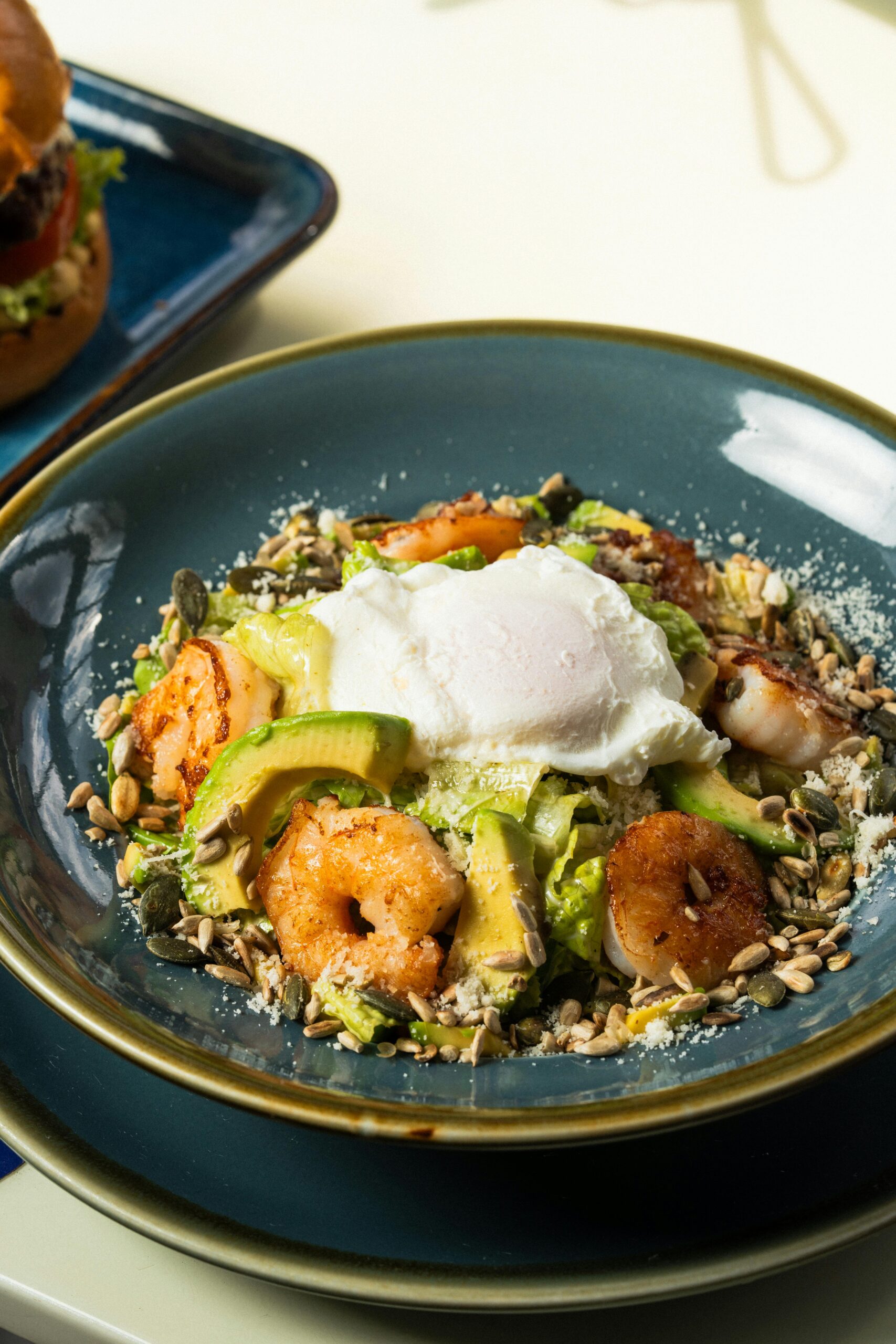 Salat med reker, avocado og grønt