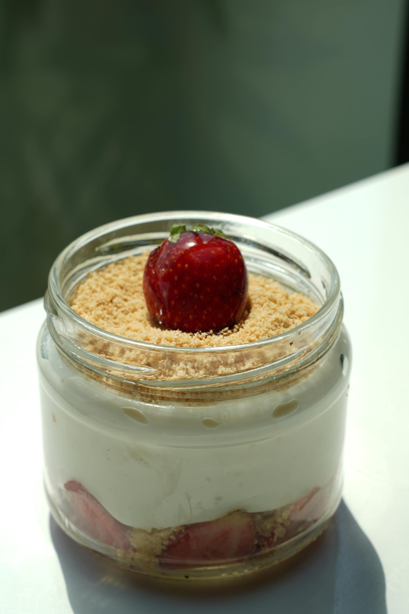 Sitron-ostekake i glass med jordbær