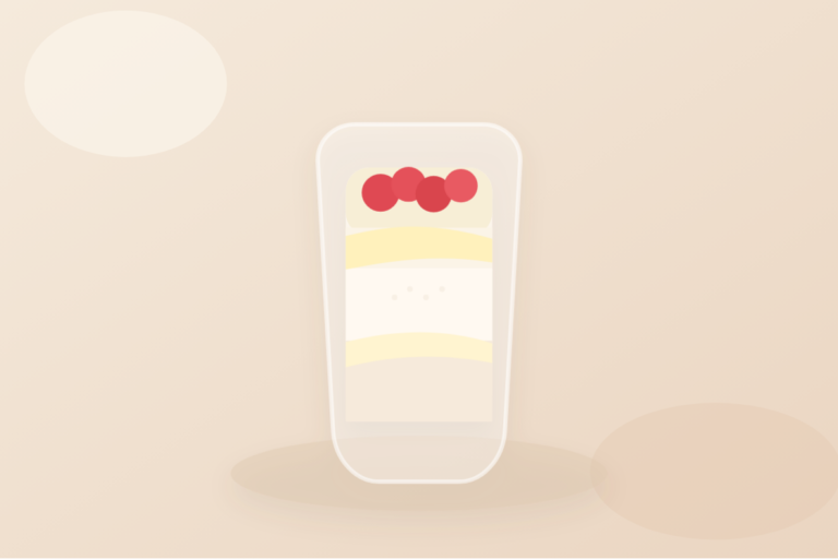 Sitron-ostekake i glass med jordbær